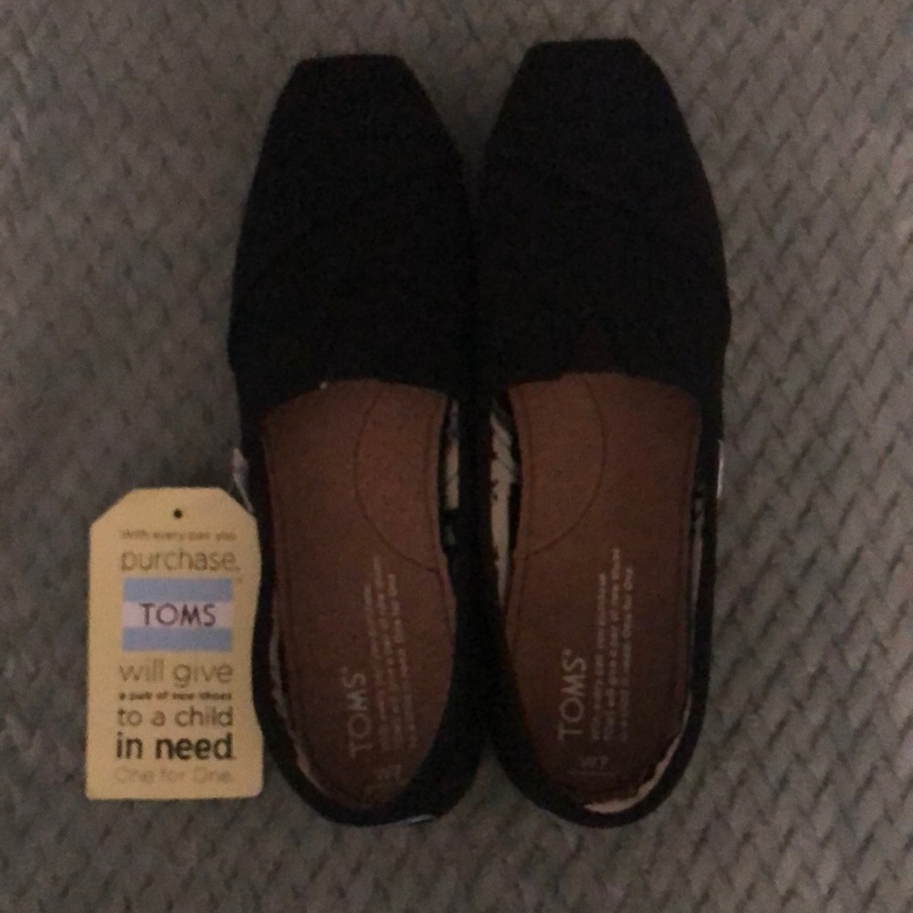 TOMS  Black. Size 7.